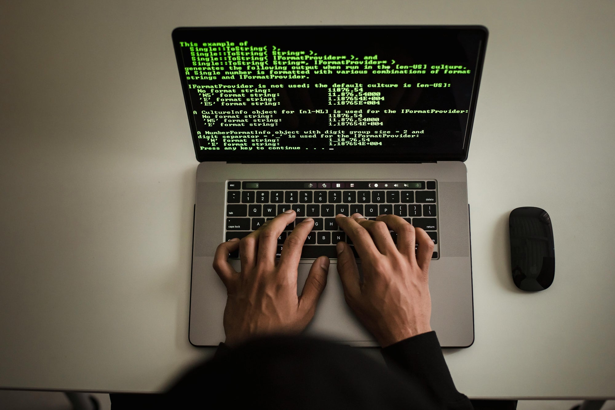 Mujer feliz comprando online desde casa